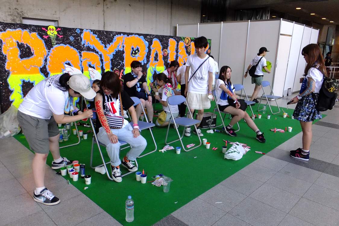 ソニッカートと同じ通路でボディペイントサービス。