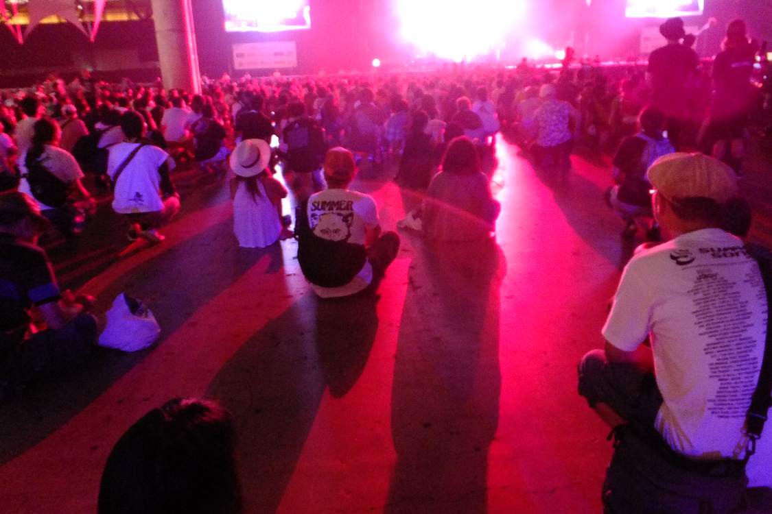 座れと指示されたころ。