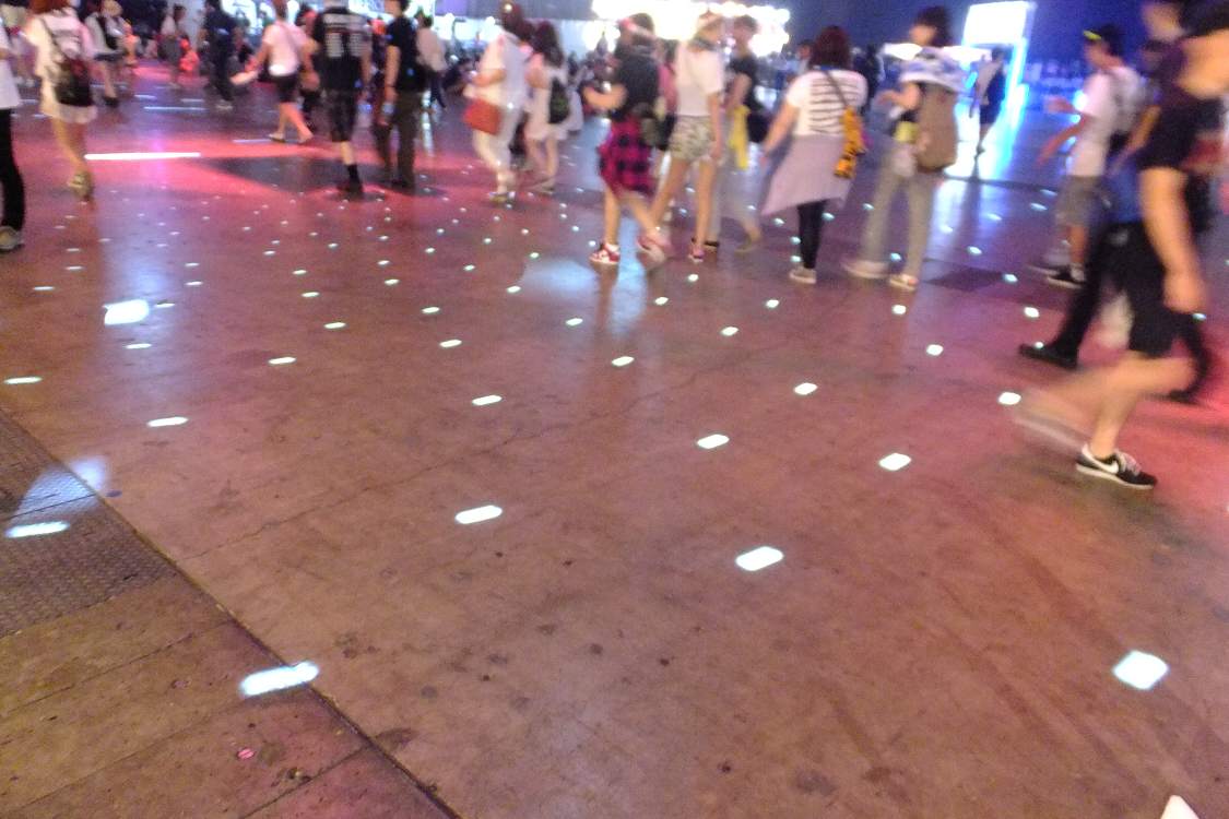 ミラーボールの光跡。酔う人もいる。