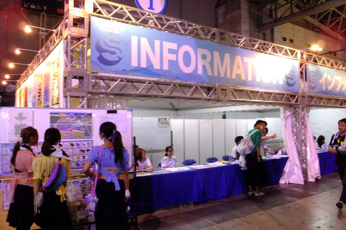 幕張メッセのインフォメーション。2区画で対応。