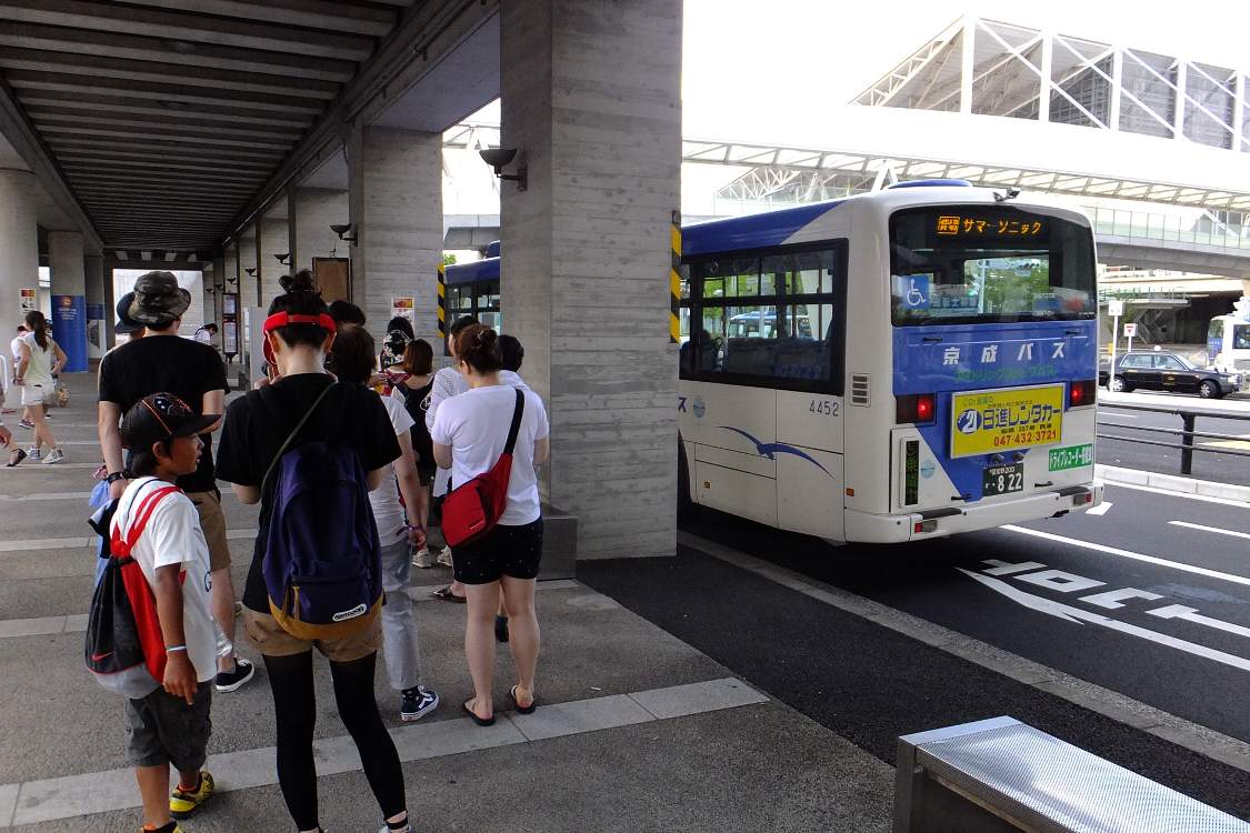 バスは頻繁に来るので行列は長くない。