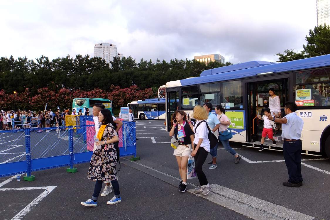 降車後、すぐにマリンステージ側のバス待ち客が乗車する。