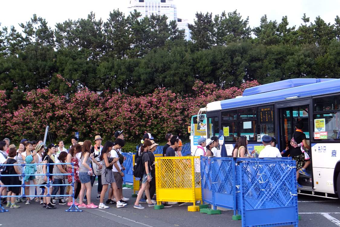 マリンステージ側はマリンステージの公演が終わるたびに行列が長くなる。