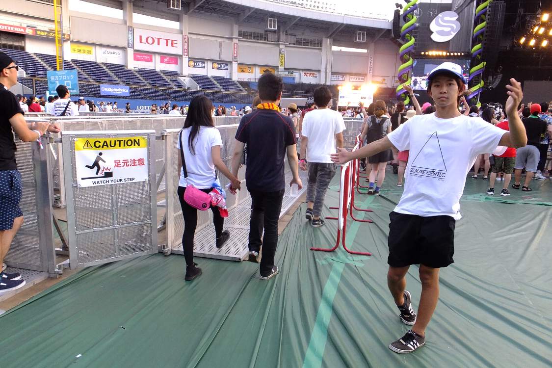 アリーナの前方へ。