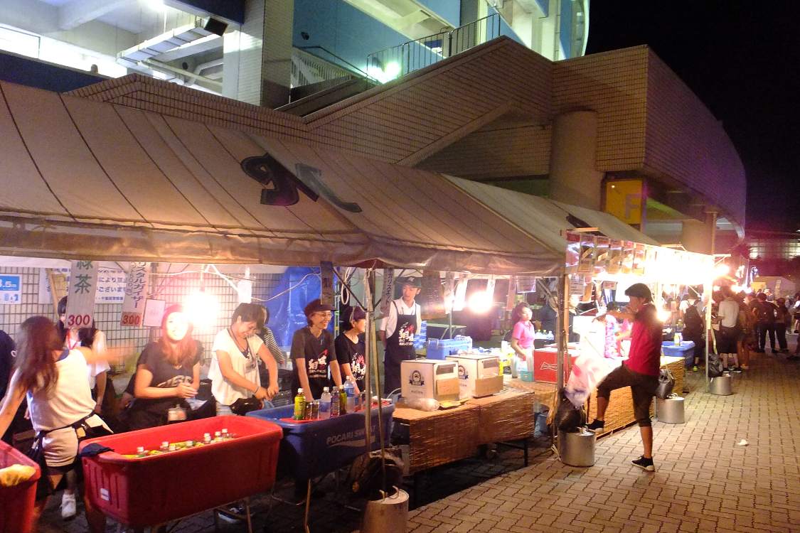 マリンステージ外周の飲食店は終演直前まで営業し、終演後は営業を終了して撤収する。