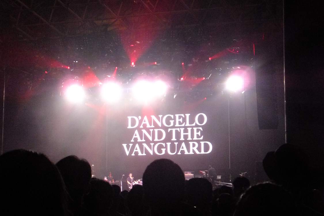 ディアンジェロ。ここ数年はマウンテンステージの最後のアーティストがマリンステージのトリ並みにすばらしいライブを見せる。