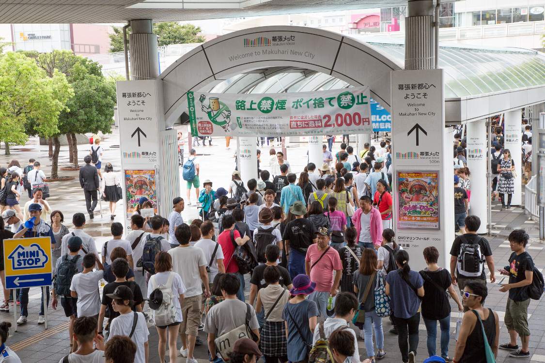 海浜幕張駅西口。