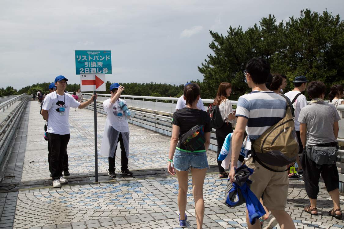 2日券のリストバンド引換はここ数年、マリンステージ側のみです。