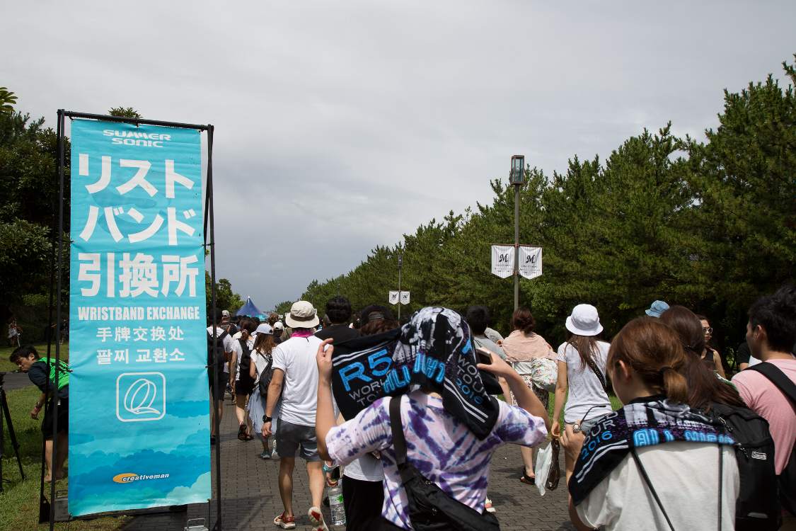 100メートルほど先にリストバンド引換所があります。