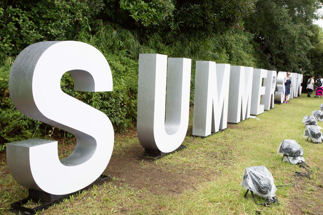 マリンステージのゲート手前の文字オブジェ。