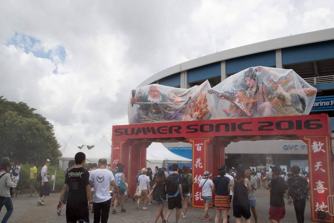 ゲートは中国風、その上の飾りは青森のねぶた。土曜の午前は雨が降っていたので保護されています。