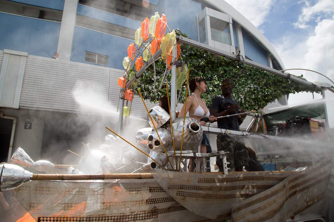 荷台から女性が噴射。