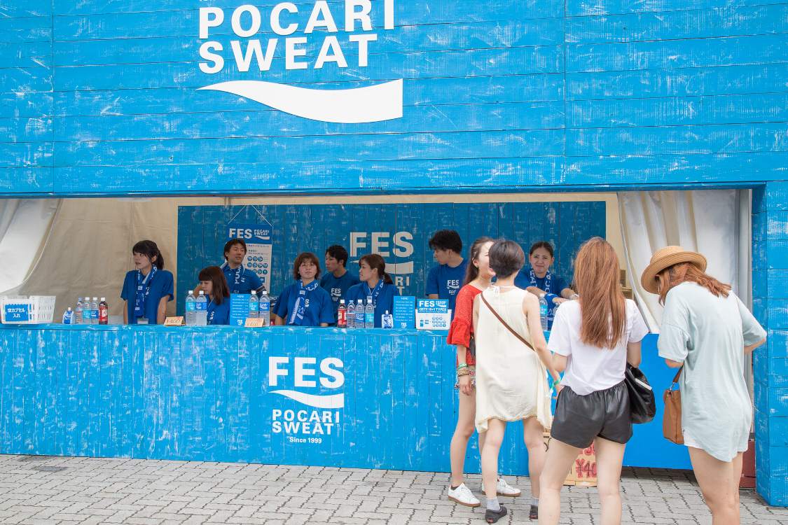 マリンステージ周辺の飲食店、物販店。ゲートに最も近いポカリスエット。