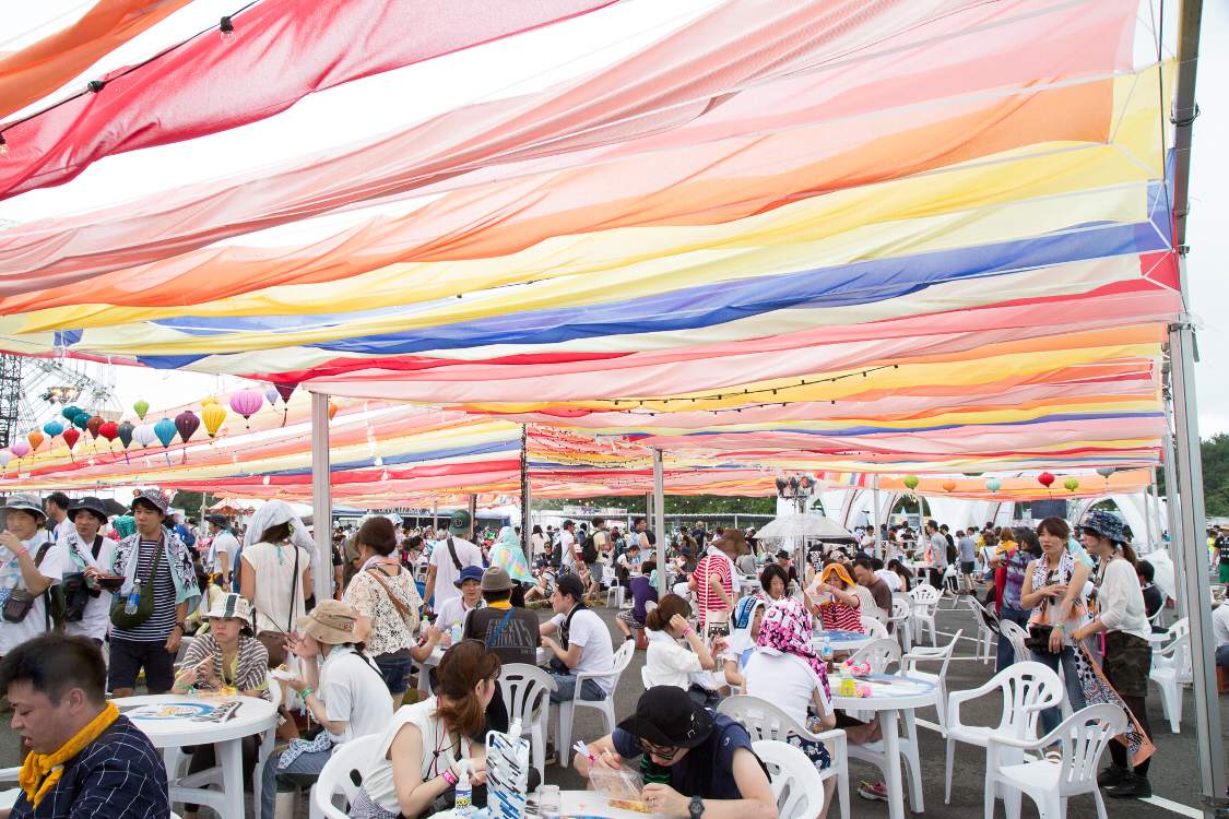 アイランドステージ近くのテーブル席。