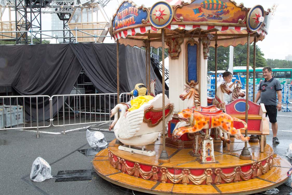 観覧車近くの回転木馬。