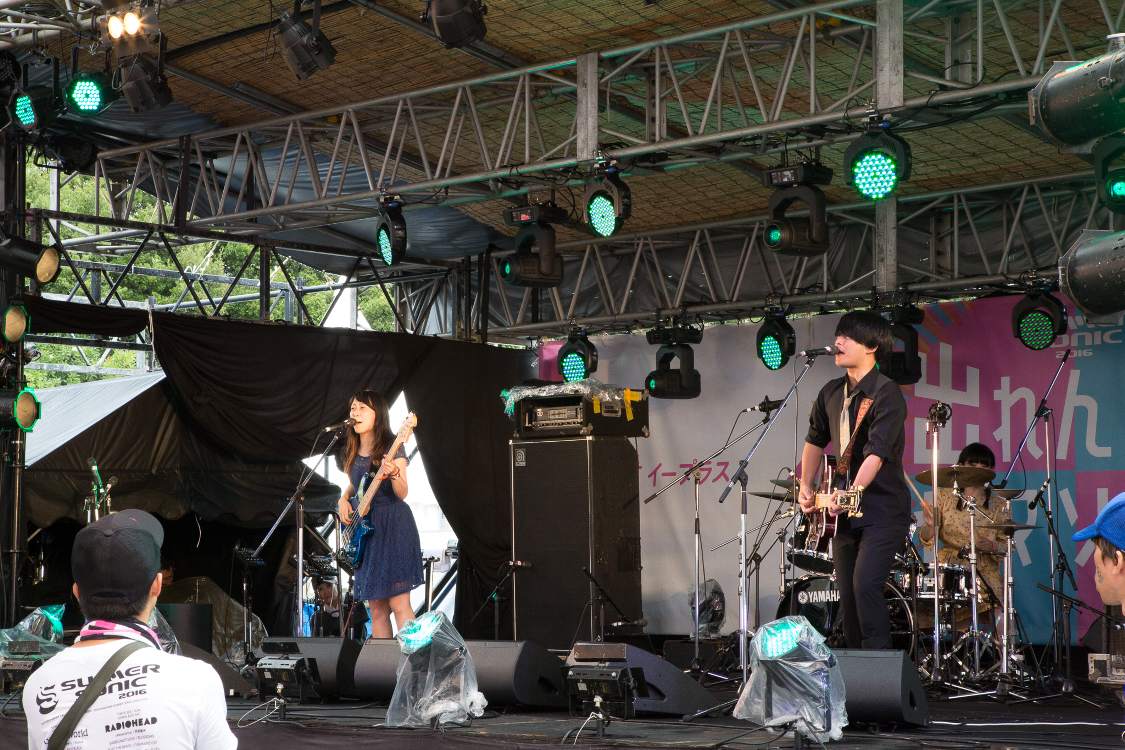 アイランドステージ。昼は「出れんの!?サマソニ!?」のステージになっています。