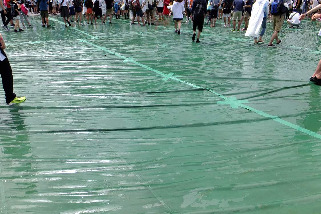 直前まで雨が降っていたので、シートは濡れています。