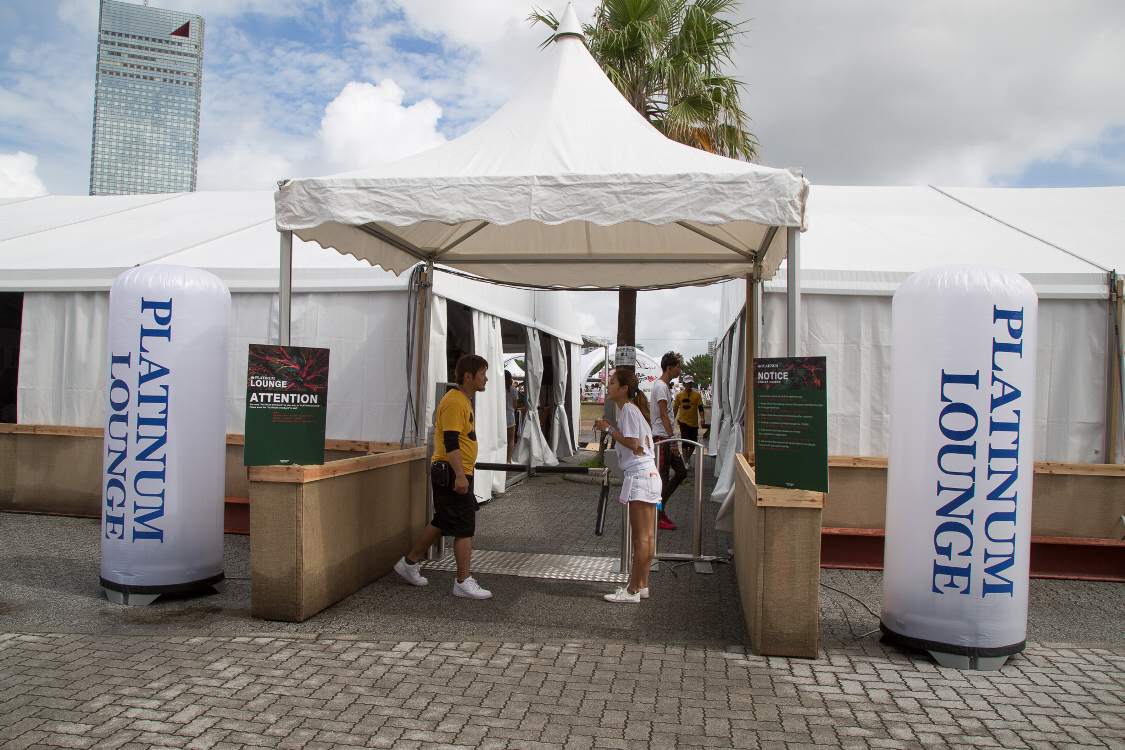 プラチナムラウンジの出入り口。スタッフが常駐しています。