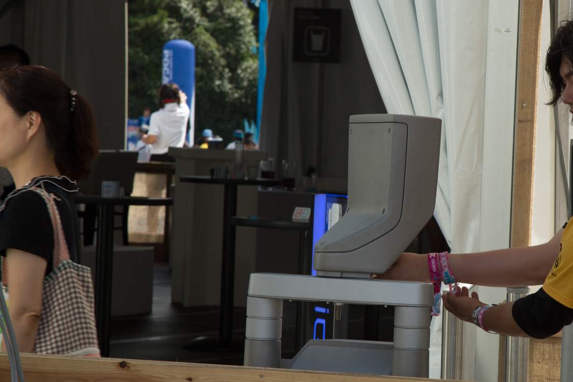 スタッフが常駐したうえで、さらにリストバンドチェックがありました。