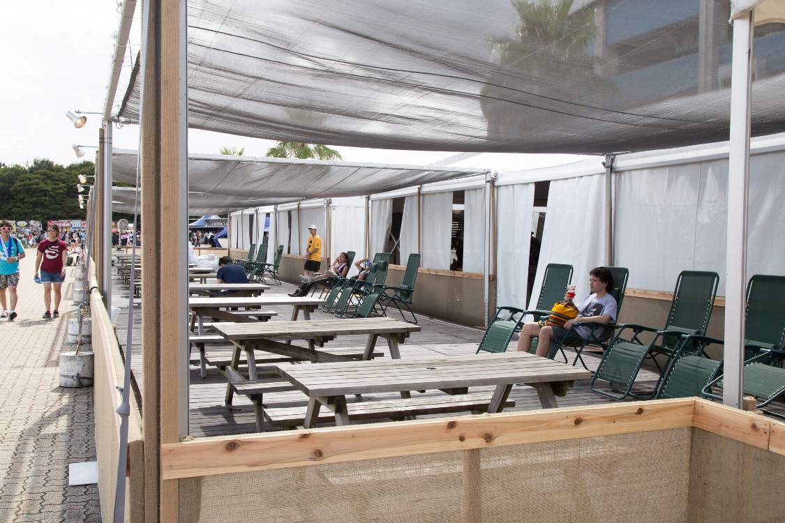 テントの外のテラス。海の家のようないすとテーブルです。