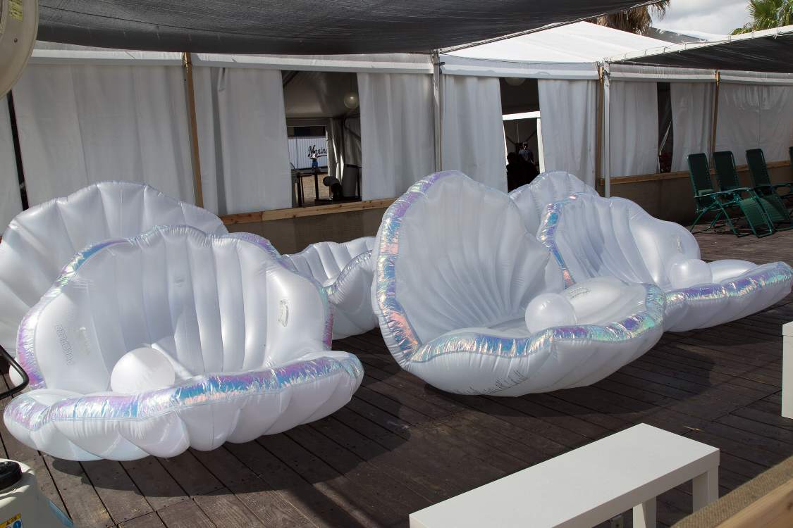 真珠のような球があり、アコヤガイを模したとみられるソファ。