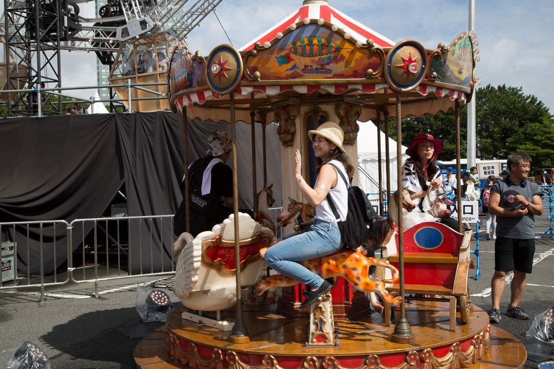 大人も乗る回転木馬。