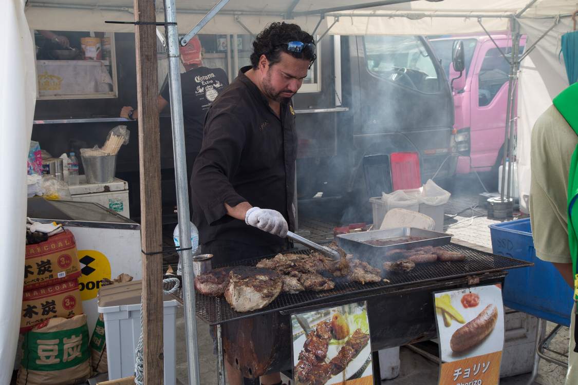 ジャークチキンを店頭で焼いているので煙がもうもうと上がっています。