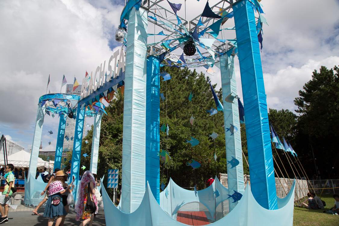 今年は柱以外の装飾が少なく、近年ではシンプルなゲートです。