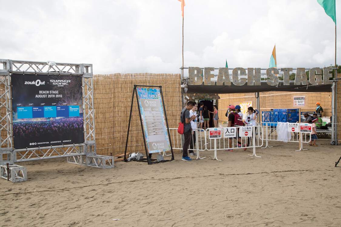 ビーチステージのゲート。