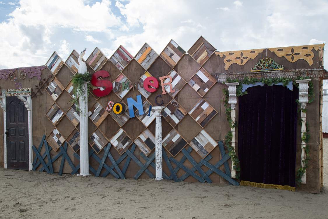 ゲートを通過してすぐにある壁。ゲートの外からの無銭観覧対策も兼ねているとみられます。