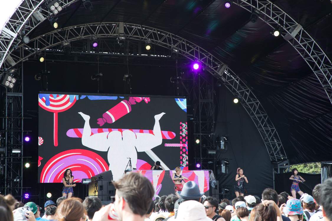 途中で女性が4人出てきました。