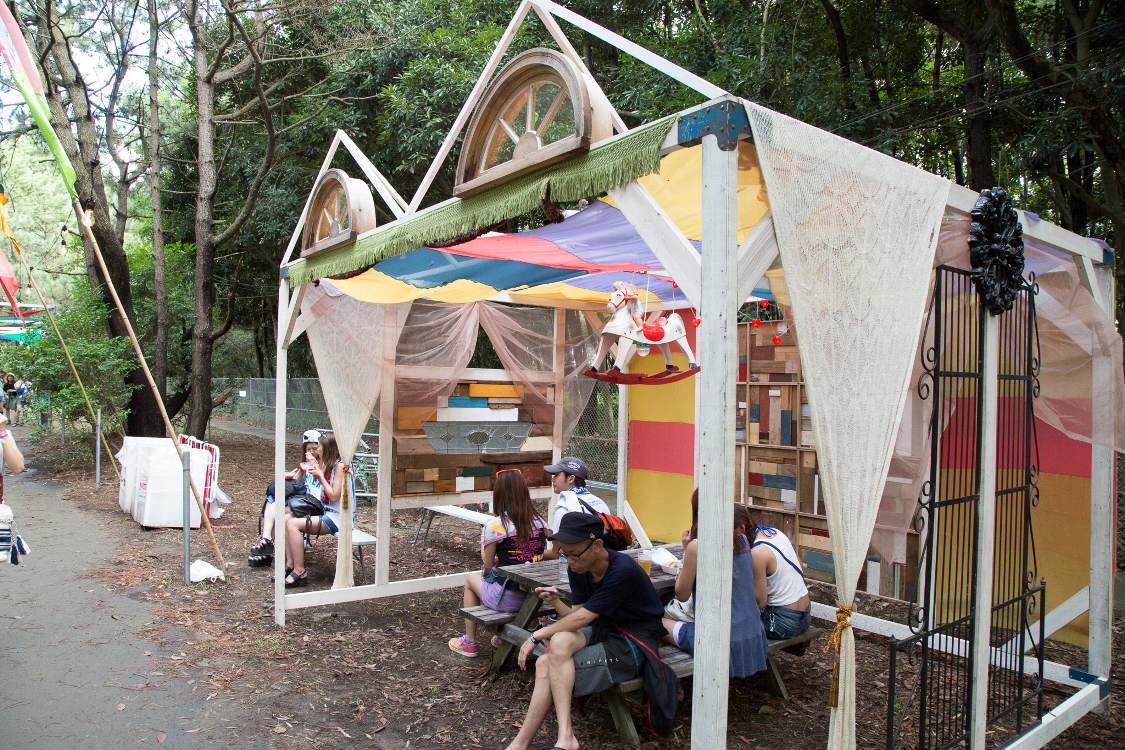 テーブルといす付きの部屋型工作物。