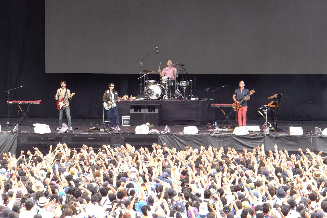 世界的に20年も活動しているバンドとしては簡素なステージでした。