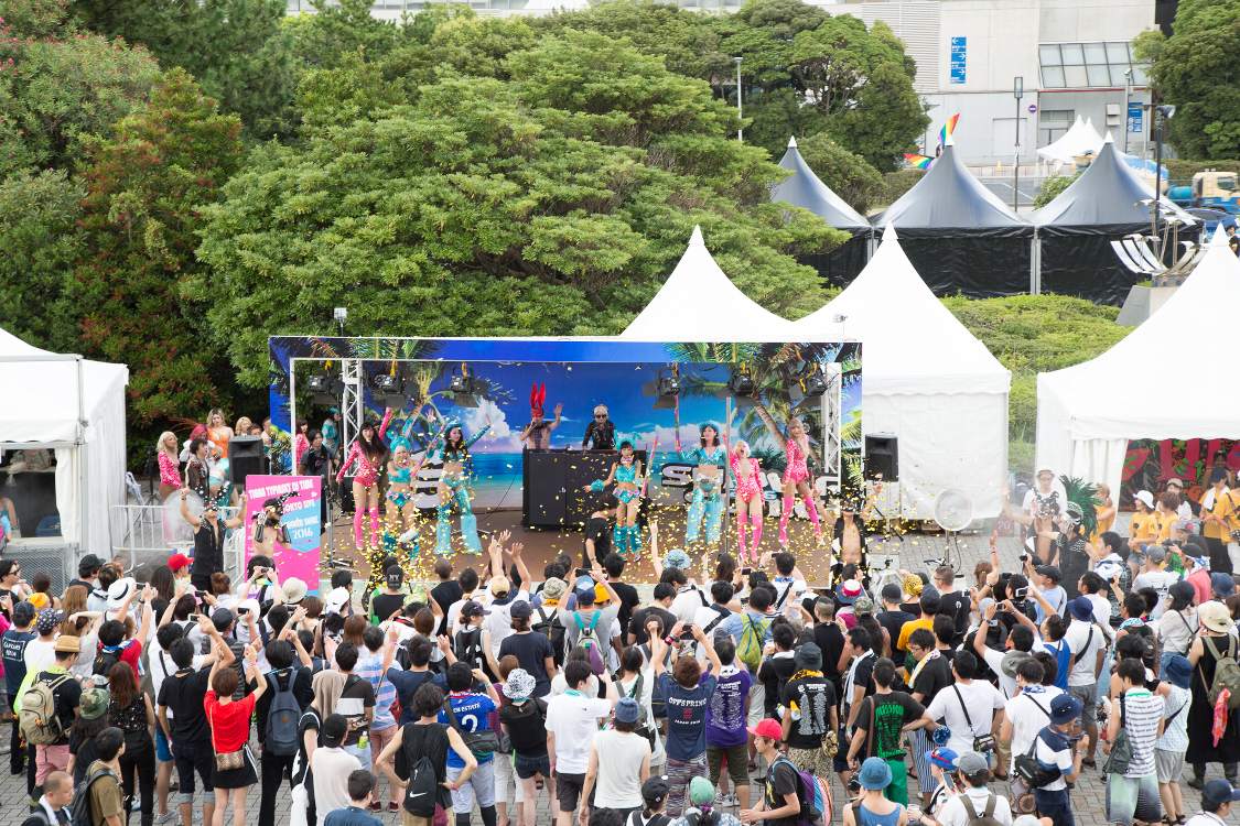 音楽とは直接に関係のない店によるステージの設置には議論があるでしょう。