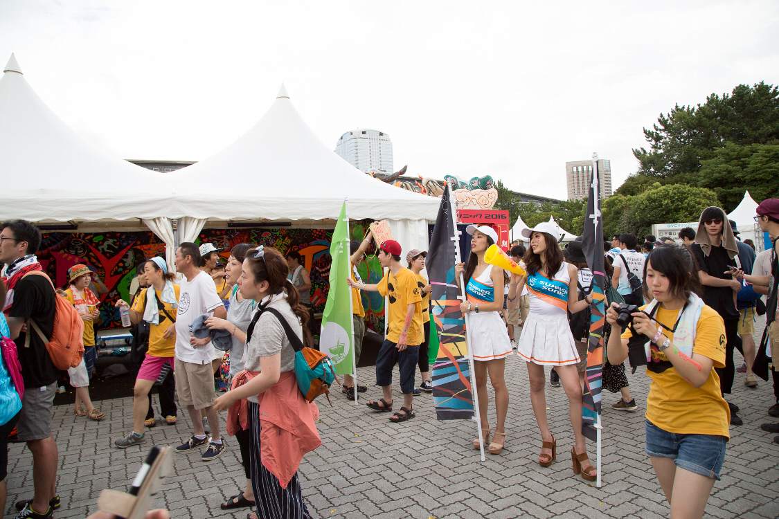 ステージの隣のボディペイントのテント。