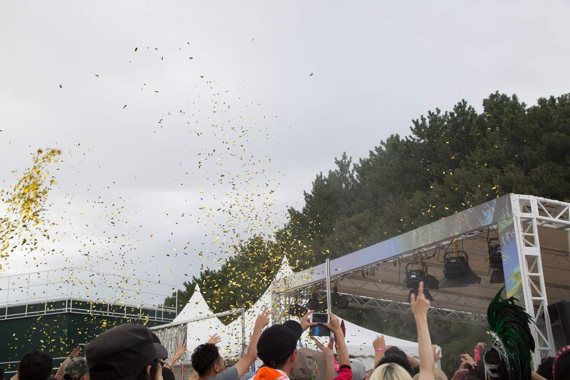 ショーの度に噴射される金の紙吹雪。