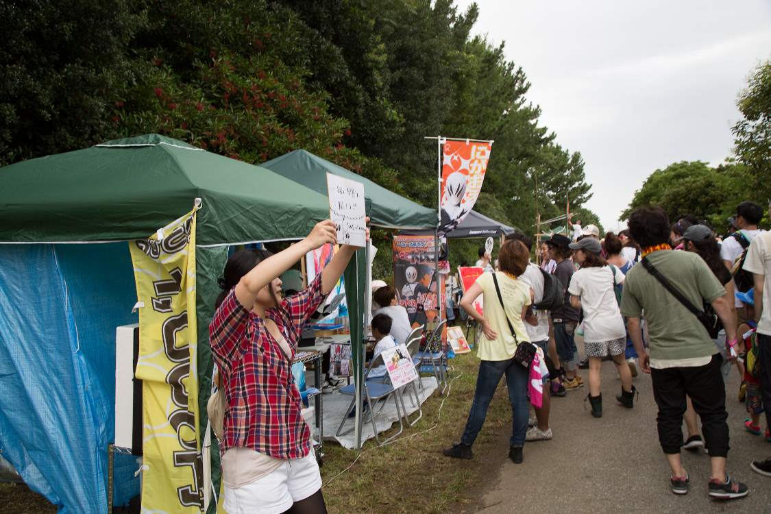 一緒に写真を撮ろうと告知する人。