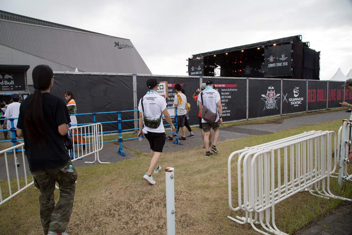 パークステージ入り口。昨年までと異なり、導線と出入り口に通じる導線が分けられていました。