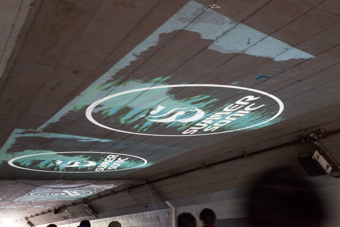 通路のロゴの投影。