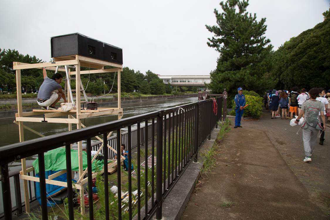 土曜の午後。夜の演出に向け調整中。