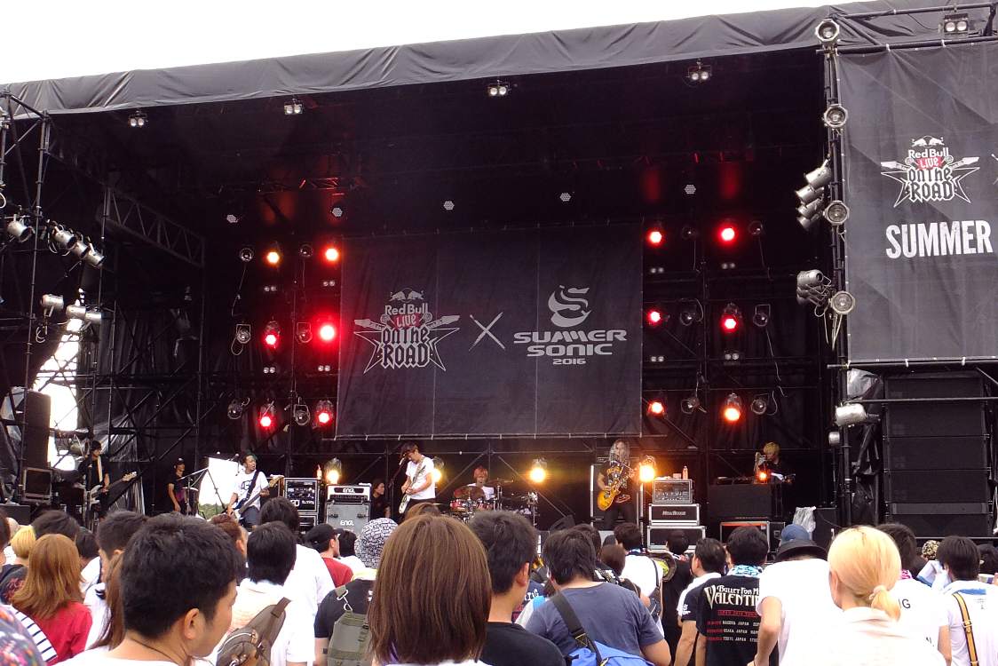 パークステージ。ステージ自体はガーデンステージやアイランドステージより大きく、ソニックステージより小さい規模。