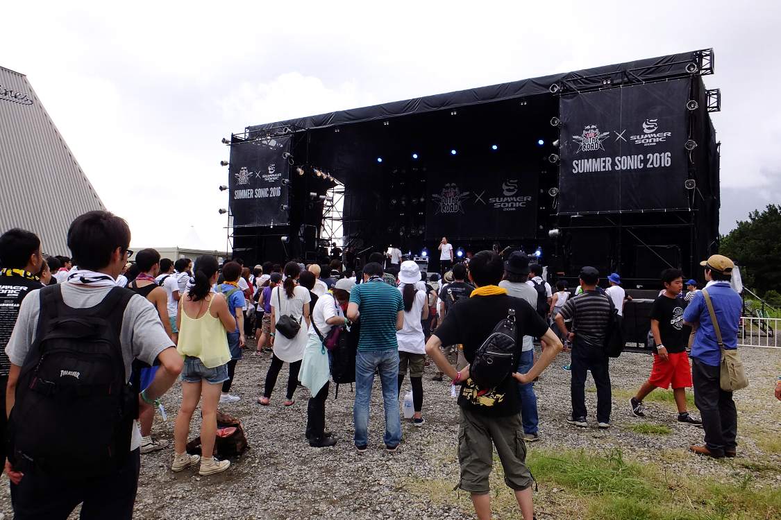 それでも昨年よりは大きくなりました。かつてはトラックの荷台を使ったステージでした。