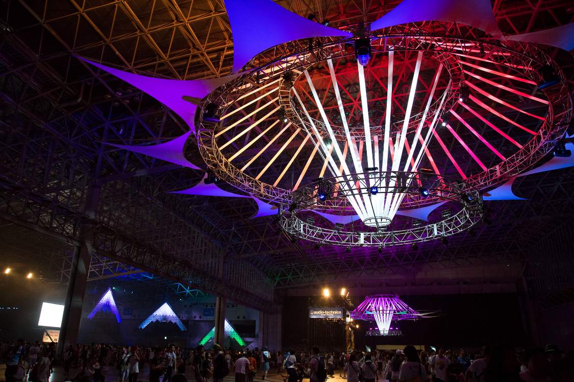 下手側から上手側。大型装飾自体は発光していませんが、装飾が公共空間の蛍光灯照明のように見えます。