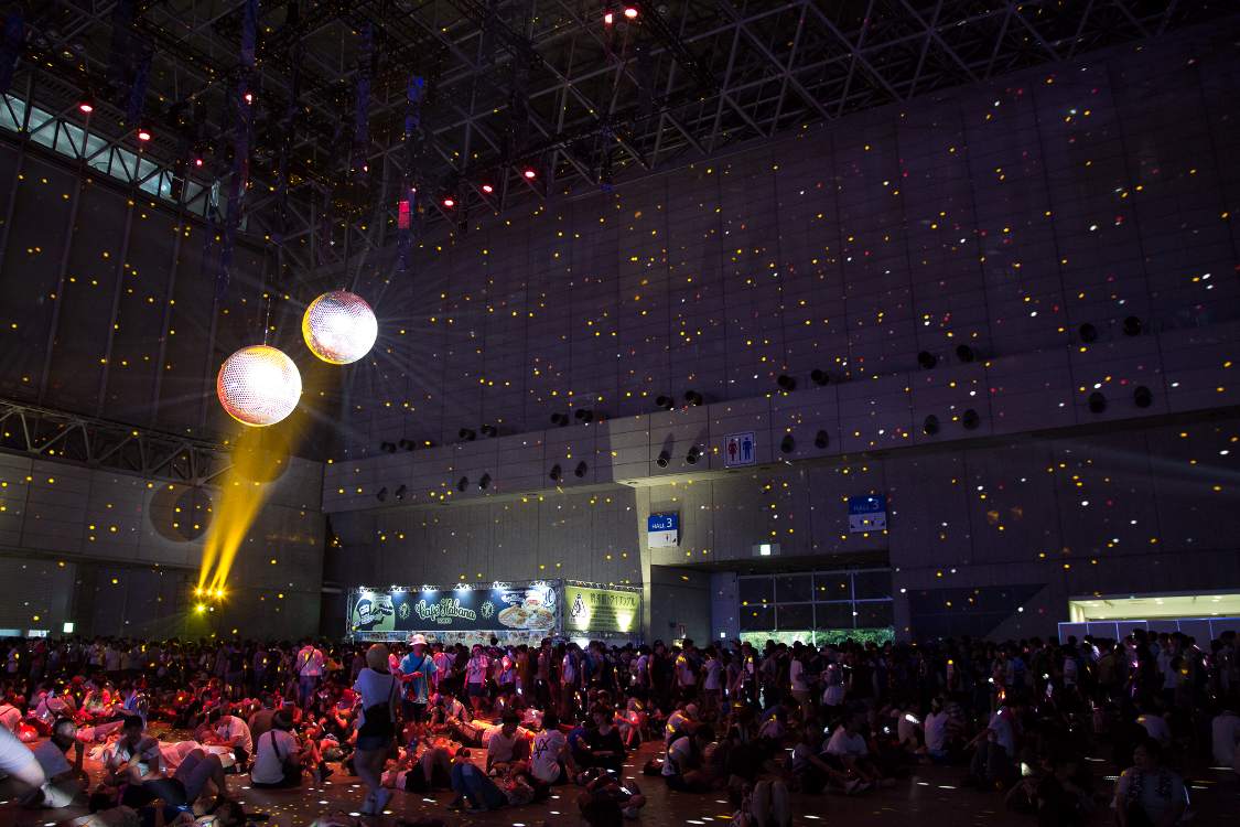 マウンテンステージとソニックステージの間にある、サイレントディスコとプラチナムラウンジのスペース。