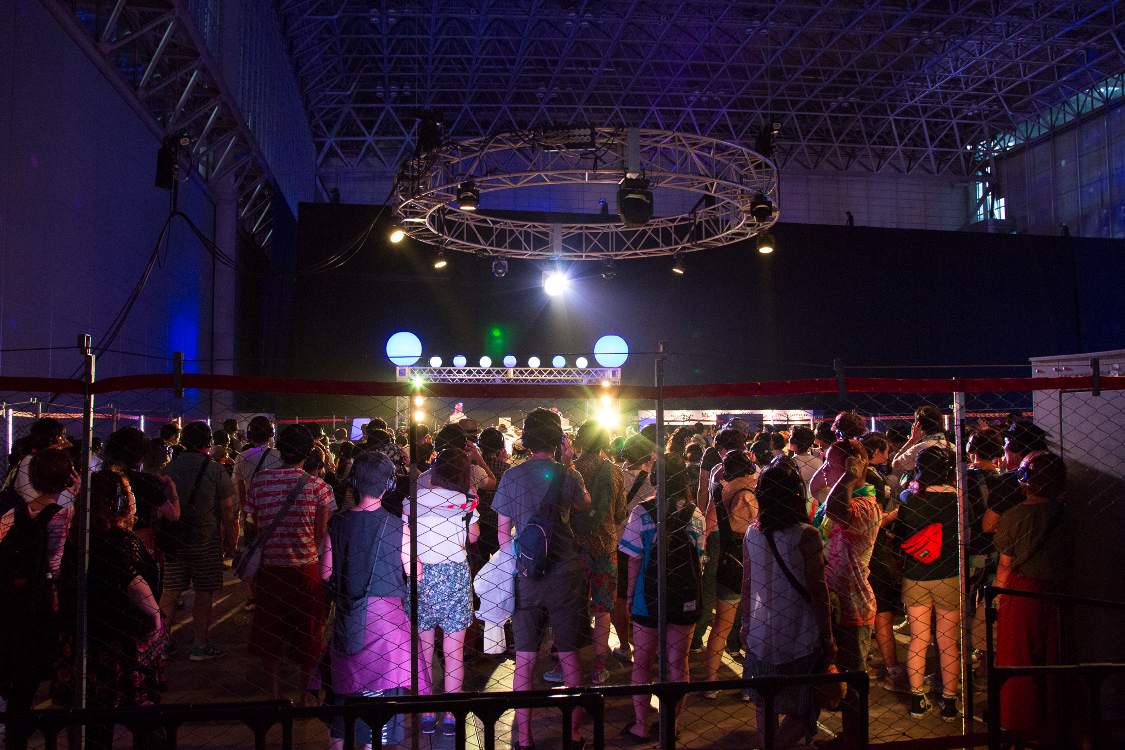 学校のフェンスのような仕切り。