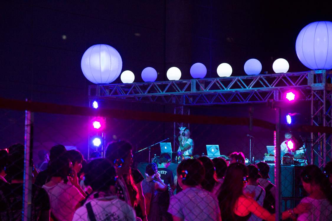 例年のように、ヘッドホンのスイッチで2人のDJを切り替え。