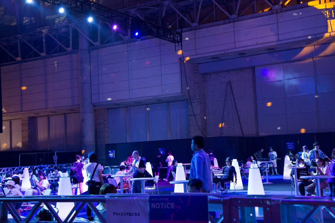 当然ながら、プラチナムラウンジの内側は人が少なく、いすに座れることが多い。