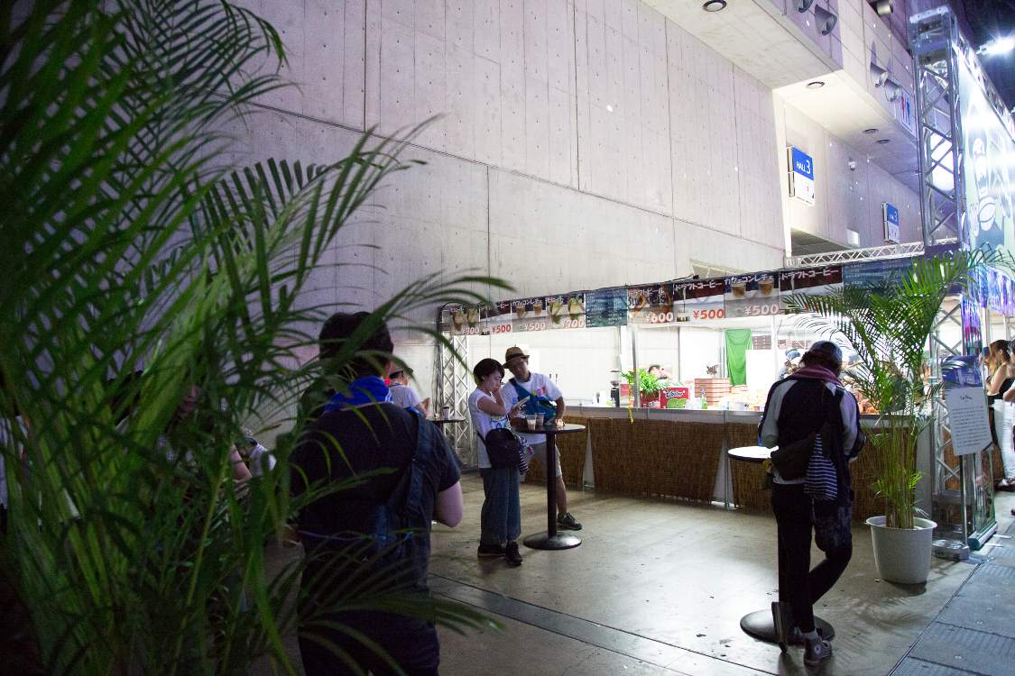 カフェハバナに隣接するテーブルスペース。