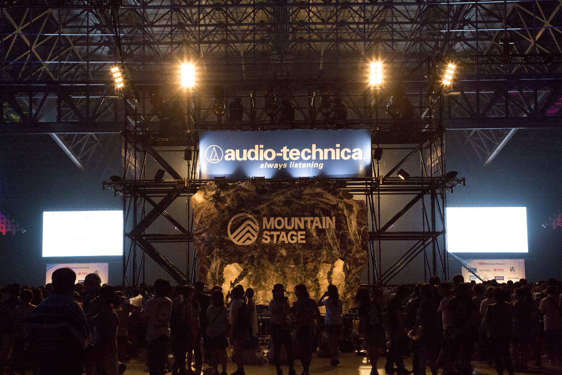 幕張メッセ内では最大のマウンテンステージ。