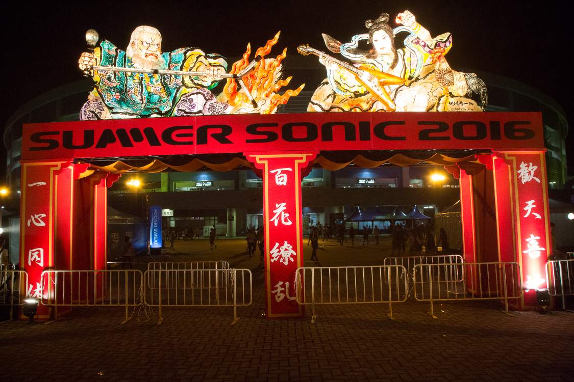 土曜の午後8時ごろ。終演ではありませんが通行止めになっていました。